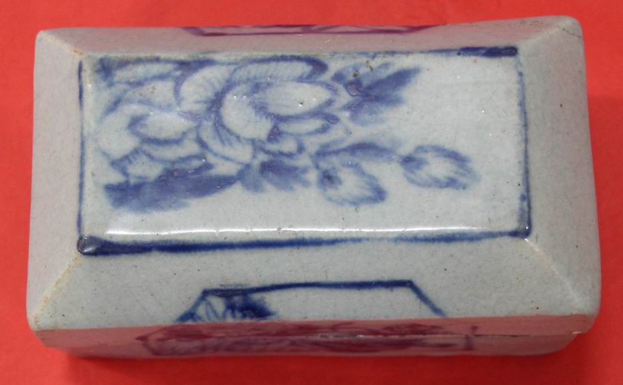 a22青花花卉寿字寿墨盒-1( 长：14.8cm 宽：8.2cm高：8.5cm瓷有裂,口沿有磕,有小崩yf1b0805.jpg