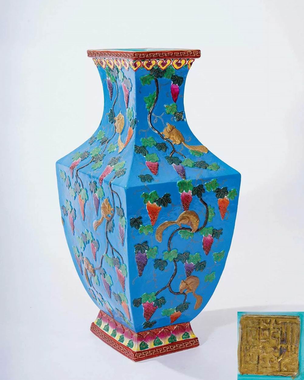 58粉彩松鼠葡萄瓶-1-8（H 41 cm“大清乾隆年制”款.jpg